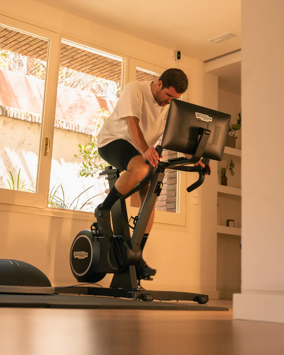 Paciente haciendo trabajo cardiovascular en bicicleta estática en el estudio